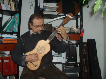 photo Pierre-Étienne Nataf à la guitare baroque